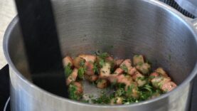 Co robią w kuchni Adam Hutyra i Krzysztof Niedźwiecki?