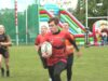 Młodzi rugbyści w grze