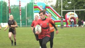 Młodzi rugbyści w grze