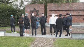 Przedstawiciele Maccabi Hajfa pod pomnikiem