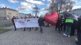 Z czerwonymi sercami przeciw przemocy