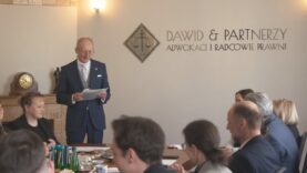 Start w mundurku meta w todze