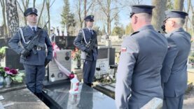 Odsłonięcie grobu funkcjonariusza SW