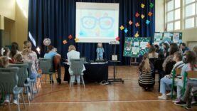 ZS-P nr 1 spogląda przez niebieskie okulary