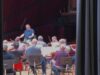 Batuta w górę, muzycy wchodzą na wysokie C